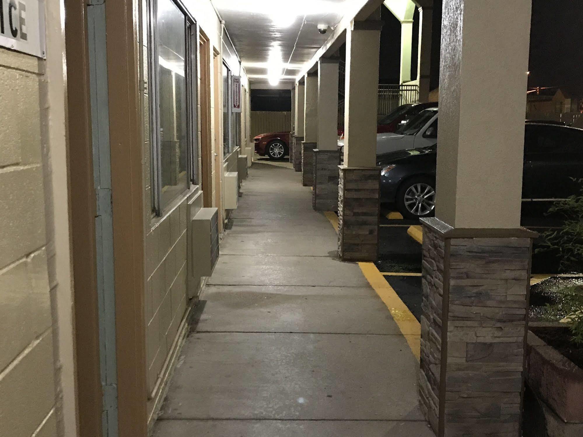 Hutchinson Inn Экстерьер фото