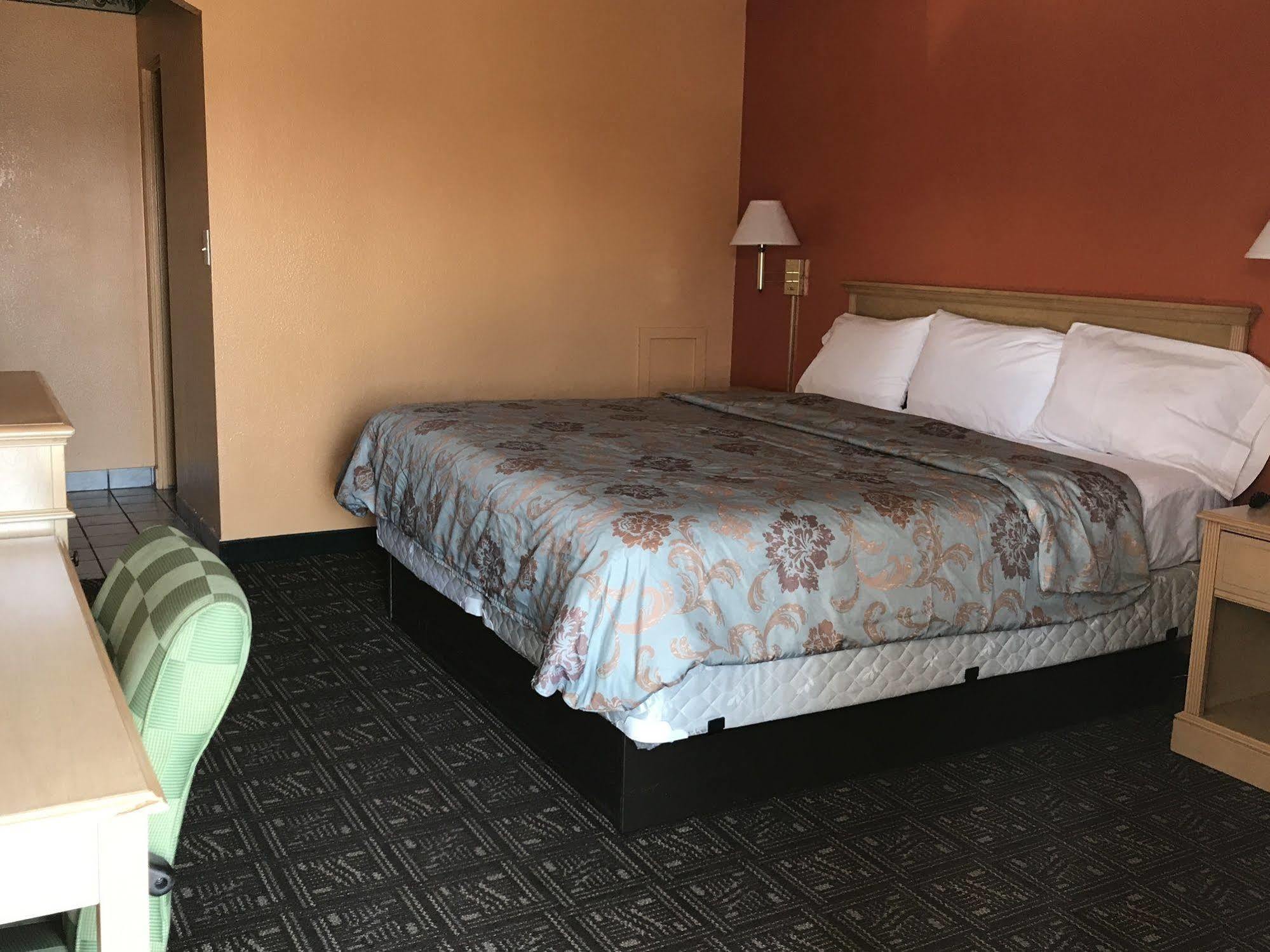 Hutchinson Inn Экстерьер фото