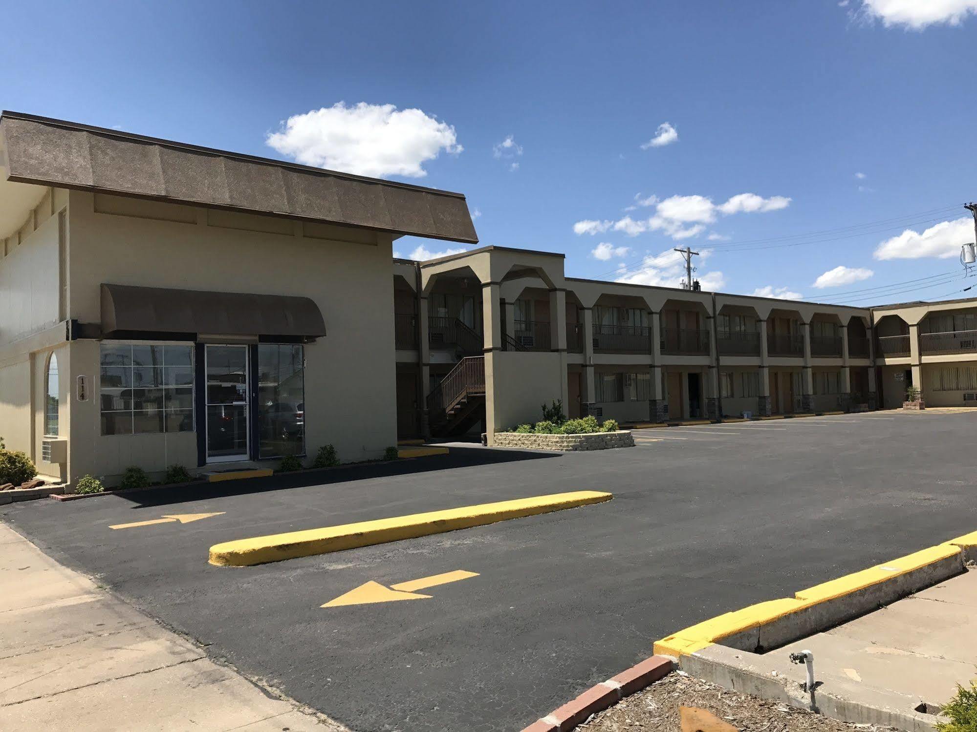 Hutchinson Inn Экстерьер фото