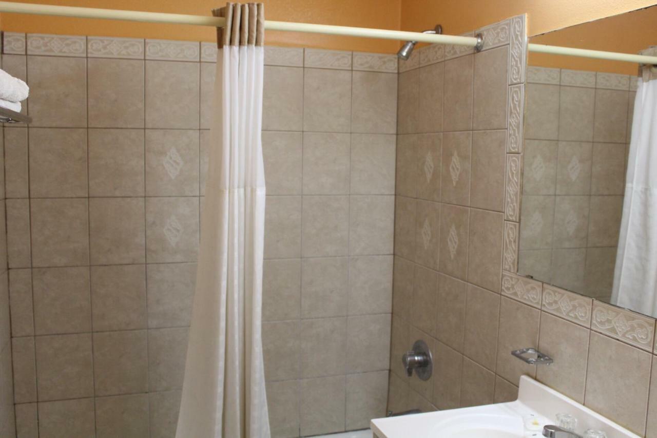 Hutchinson Inn Экстерьер фото