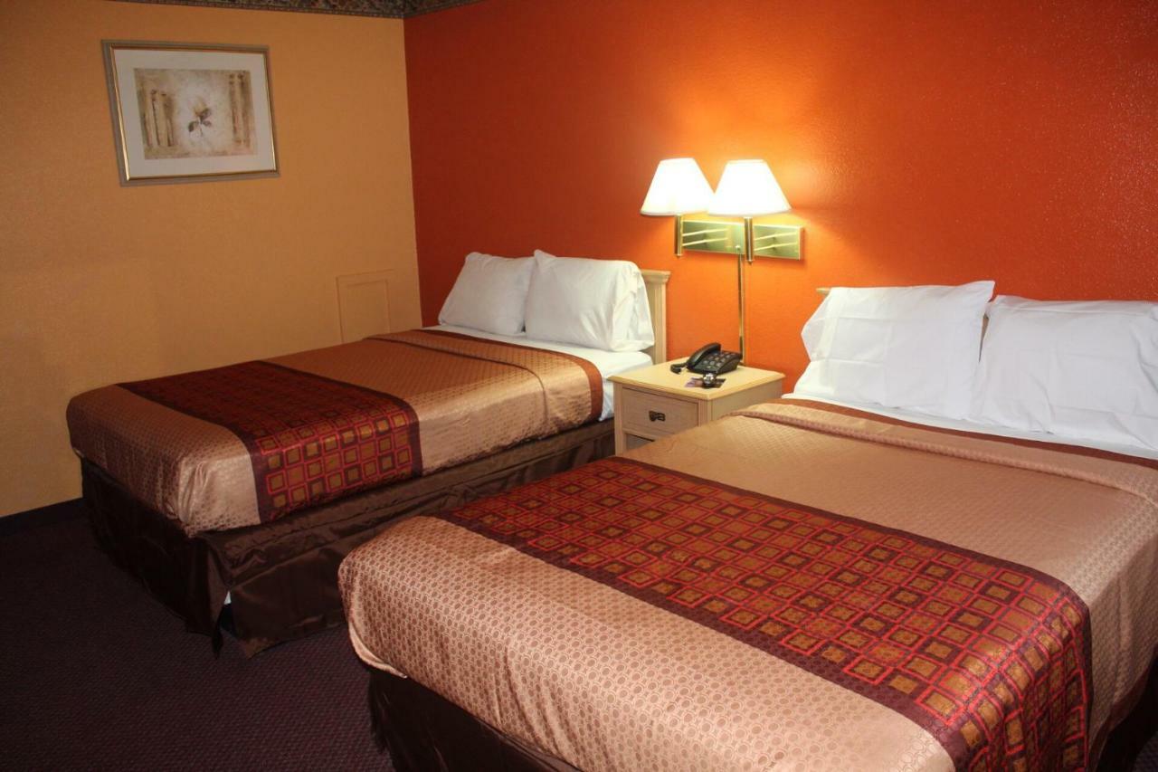 Hutchinson Inn Экстерьер фото