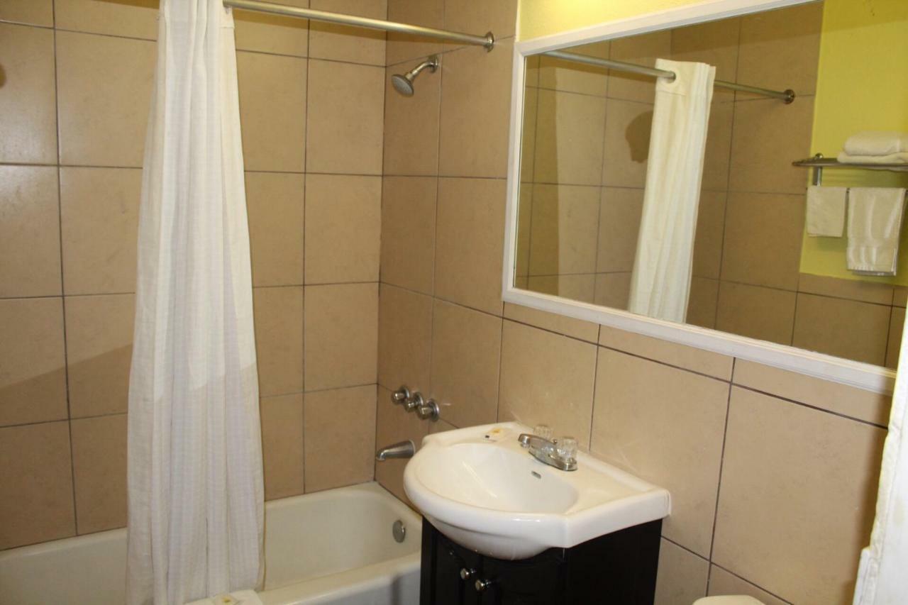 Hutchinson Inn Экстерьер фото