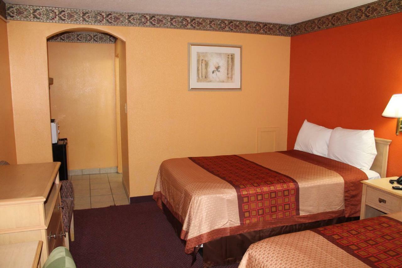 Hutchinson Inn Экстерьер фото