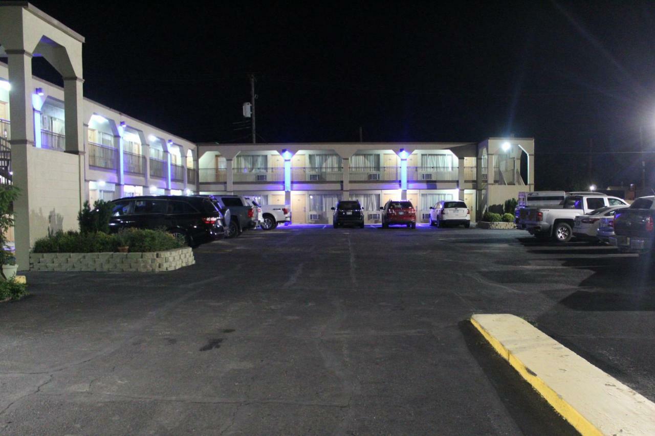 Hutchinson Inn Экстерьер фото