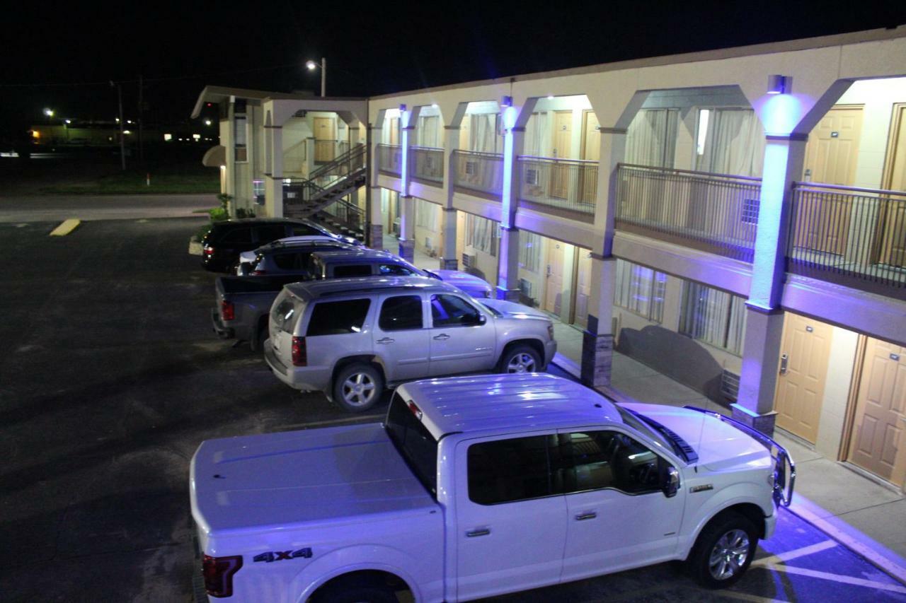 Hutchinson Inn Экстерьер фото